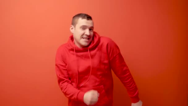 Engraçado Homem Feliz Dançando Closeup — Vídeo de Stock