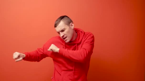 Hermoso Joven Divertido Hombre Bailando Sobre Fondo Naranja Divertirse Vacaciones — Vídeos de Stock