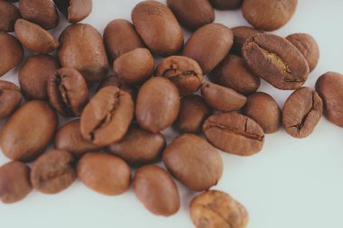 Kahve çekirdeği beyaz arka plan üzerinde izole. Kahve çekirdekleri aroma içki madde closeup arka plan 