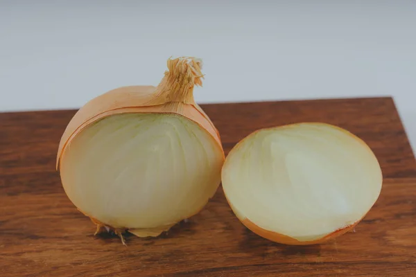 Frische Zwiebel Auf Einem Holzbrett Auf Weißem Hintergrund Gemüse Für — Stockfoto
