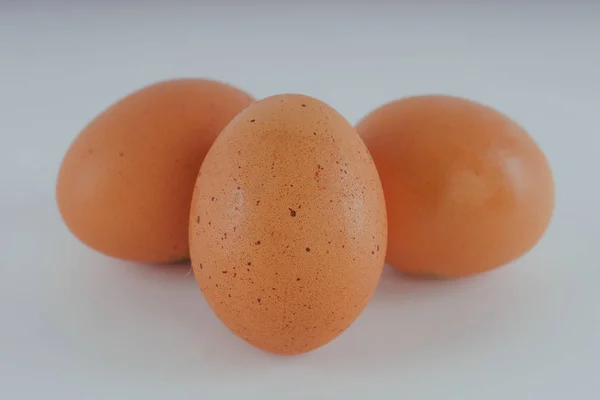 Курячі Яйця Білому Тлі Три Жовті Курячі Яйця Білому Тлі — стокове фото