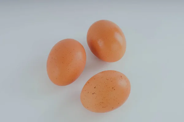 Куриные Яйца Белом Фоне Три Желтых Куриных Яйца Белом Фоне — стоковое фото