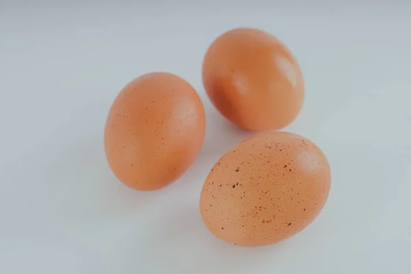 Κοτόπουλο Αυγά Άσπρο Φόντο Τρεις Κίτρινο Κοτόπουλο Αυγά Λευκό Φόντο — Φωτογραφία Αρχείου