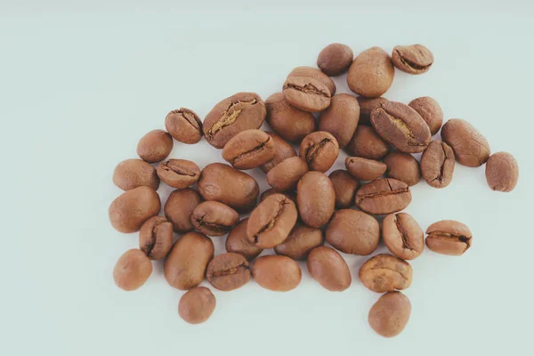 コーヒー豆は 白い背景で隔離 コーヒー豆の香りドリンク成分クローズ アップ背景 — ストック写真