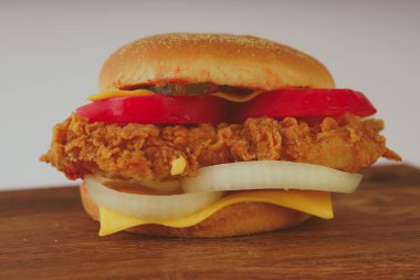 Ev yapımı hamburger veya kahverengi kağıt üzerinde sandviç. Lezzetli sandviç hamburger eti veya domuz jambon peynir ve taze sebze ile. Hamburger veya sandviç popüler fast food brunch veya öğle yemeği için olur. Peynir