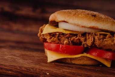 Ev yapımı hamburger veya kahverengi kağıt üzerinde sandviç. Lezzetli sandviç hamburger eti veya domuz jambon peynir ve taze sebze ile. Hamburger veya sandviç popüler fast food brunch veya öğle yemeği için olur. Peynir