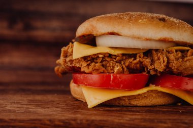Ev yapımı hamburger veya kahverengi kağıt üzerinde sandviç. Lezzetli sandviç hamburger eti veya domuz jambon peynir ve taze sebze ile. Hamburger veya sandviç popüler fast food brunch veya öğle yemeği için olur. Peynir