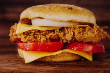 Ev yapımı hamburger veya kahverengi kağıt üzerinde sandviç. Lezzetli sandviç hamburger eti veya domuz jambon peynir ve taze sebze ile. Hamburger veya sandviç popüler fast food brunch veya öğle yemeği için olur. Peynir