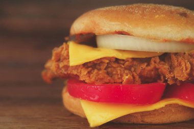 Ev yapımı hamburger veya kahverengi kağıt üzerinde sandviç. Lezzetli sandviç hamburger eti veya domuz jambon peynir ve taze sebze ile. Hamburger veya sandviç popüler fast food brunch veya öğle yemeği için olur. Peynir