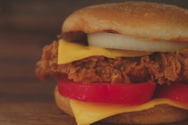 Ev yapımı hamburger veya kahverengi kağıt üzerinde sandviç. Lezzetli sandviç hamburger eti veya domuz jambon peynir ve taze sebze ile. Hamburger veya sandviç popüler fast food brunch veya öğle yemeği için olur. Peynir