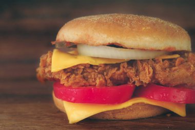 Ev yapımı hamburger veya kahverengi kağıt üzerinde sandviç. Lezzetli sandviç hamburger eti veya domuz jambon peynir ve taze sebze ile. Hamburger veya sandviç popüler fast food brunch veya öğle yemeği için olur. Peynir