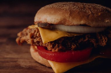 Ev yapımı hamburger veya kahverengi kağıt üzerinde sandviç. Lezzetli sandviç hamburger eti veya domuz jambon peynir ve taze sebze ile. Hamburger veya sandviç popüler fast food brunch veya öğle yemeği için olur. Peynir