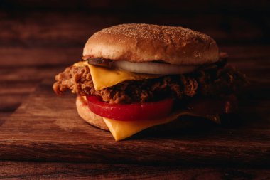 Ev yapımı hamburger veya kahverengi kağıt üzerinde sandviç. Lezzetli sandviç hamburger eti veya domuz jambon peynir ve taze sebze ile. Hamburger veya sandviç popüler fast food brunch veya öğle yemeği için olur. Peynir