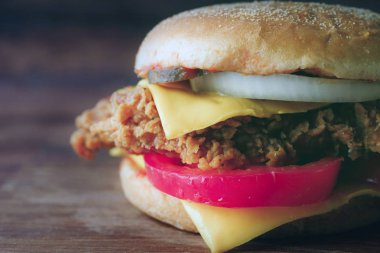 Ev yapımı hamburger veya kahverengi kağıt üzerinde sandviç. Lezzetli sandviç hamburger eti veya domuz jambon peynir ve taze sebze ile. Hamburger veya sandviç popüler fast food brunch veya öğle yemeği için olur. Peynir