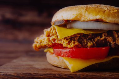 Ev yapımı hamburger veya kahverengi kağıt üzerinde sandviç. Lezzetli sandviç hamburger eti veya domuz jambon peynir ve taze sebze ile. Hamburger veya sandviç popüler fast food brunch veya öğle yemeği için olur. Peynir