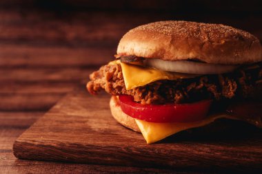 Ev yapımı hamburger veya kahverengi kağıt üzerinde sandviç. Lezzetli sandviç hamburger eti veya domuz jambon peynir ve taze sebze ile. Hamburger veya sandviç popüler fast food brunch veya öğle yemeği için olur. Peynir