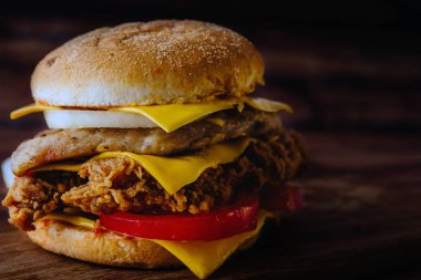 Ev yapımı hamburger veya kahverengi kağıt üzerinde sandviç. Lezzetli sandviç hamburger eti veya domuz jambon peynir ve taze sebze ile. Hamburger veya sandviç popüler fast food brunch veya öğle yemeği için olur. Peynir