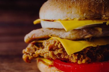 Ev yapımı hamburger veya kahverengi kağıt üzerinde sandviç. Lezzetli sandviç hamburger eti veya domuz jambon peynir ve taze sebze ile. Hamburger veya sandviç popüler fast food brunch veya öğle yemeği için olur. Peynir