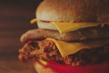 Ev yapımı hamburger veya kahverengi kağıt üzerinde sandviç. Lezzetli sandviç hamburger eti veya domuz jambon peynir ve taze sebze ile. Hamburger veya sandviç popüler fast food brunch veya öğle yemeği için olur. Peynir