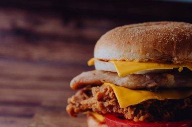 Ev yapımı hamburger veya kahverengi kağıt üzerinde sandviç. Lezzetli sandviç hamburger eti veya domuz jambon peynir ve taze sebze ile. Hamburger veya sandviç popüler fast food brunch veya öğle yemeği için olur. Peynir