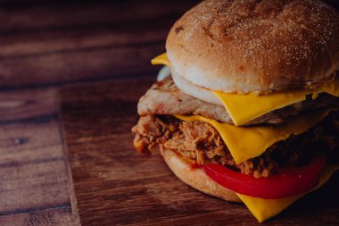 Ev yapımı hamburger veya kahverengi kağıt üzerinde sandviç. Lezzetli sandviç hamburger eti veya domuz jambon peynir ve taze sebze ile. Hamburger veya sandviç popüler fast food brunch veya öğle yemeği için olur. Peynir