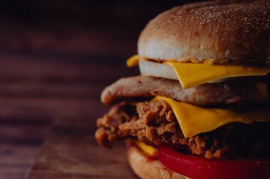 Ev yapımı hamburger veya kahverengi kağıt üzerinde sandviç. Lezzetli sandviç hamburger eti veya domuz jambon peynir ve taze sebze ile. Hamburger veya sandviç popüler fast food brunch veya öğle yemeği için olur. Peynir