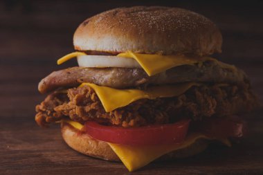 Ev yapımı hamburger veya kahverengi kağıt üzerinde sandviç. Lezzetli sandviç hamburger eti veya domuz jambon peynir ve taze sebze ile. Hamburger veya sandviç popüler fast food brunch veya öğle yemeği için olur. Peynir