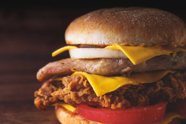 Ev yapımı hamburger veya kahverengi kağıt üzerinde sandviç. Lezzetli sandviç hamburger eti veya domuz jambon peynir ve taze sebze ile. Hamburger veya sandviç popüler fast food brunch veya öğle yemeği için olur. Peynir