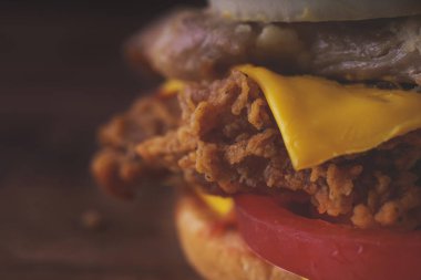 Ev yapımı hamburger veya kahverengi kağıt üzerinde sandviç. Lezzetli sandviç hamburger eti veya domuz jambon peynir ve taze sebze ile. Hamburger veya sandviç popüler fast food brunch veya öğle yemeği için olur. Peynir