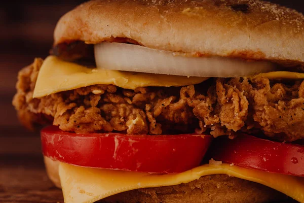 Ev yapımı hamburger veya kahverengi kağıt üzerinde sandviç. Lezzetli sandviç hamburger eti veya domuz jambon peynir ve taze sebze ile. Hamburger veya sandviç popüler fast food brunch veya öğle yemeği için olur. Peynir