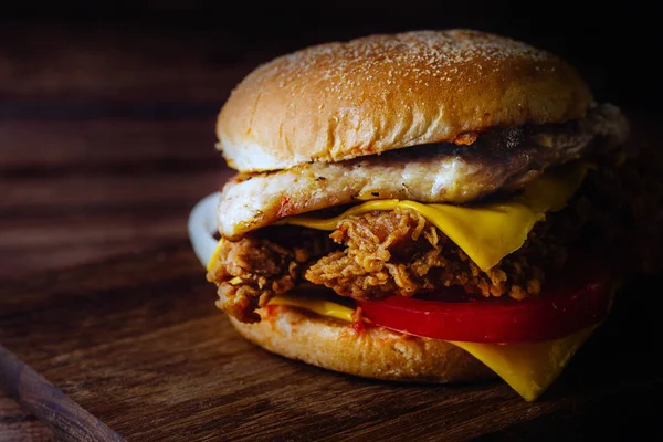 Ev yapımı hamburger veya kahverengi kağıt üzerinde sandviç. Lezzetli sandviç hamburger eti veya domuz jambon peynir ve taze sebze ile. Hamburger veya sandviç popüler fast food brunch veya öğle yemeği için olur. Peynir