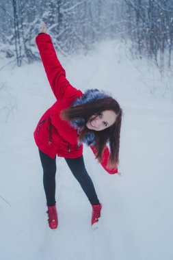 Kız ormanda yürüyüş bir kırmızı ceketli. Konsept: taze kış hava yürüyüş