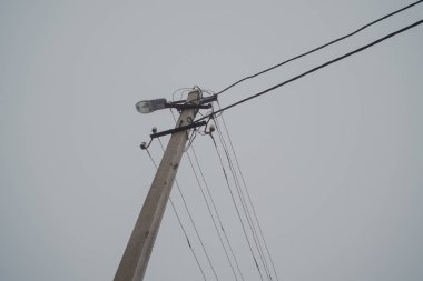 Arka plan gökyüzü yakın çekim üzerinde güç hatları. Elektrik hub kutup. Elektrik donanımları ile kopya alanı. Gökyüzünde yüksek gerilim kabloları. Elektrik Sanayi.