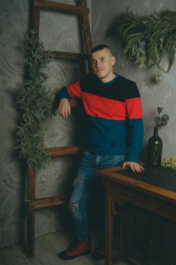 Merdiven, merdiven arka plan üzerinde poz kısa saç kesimi olan bir adam arka plan üzerinde poz genç bir adam