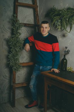 Merdiven, merdiven arka plan üzerinde poz kısa saç kesimi olan bir adam arka plan üzerinde poz genç bir adam