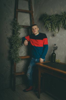 Merdiven, merdiven arka plan üzerinde poz kısa saç kesimi olan bir adam arka plan üzerinde poz genç bir adam