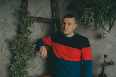 Merdiven, merdiven arka plan üzerinde poz kısa saç kesimi olan bir adam arka plan üzerinde poz genç bir adam