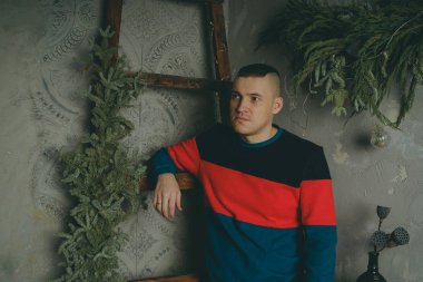 Merdiven, merdiven arka plan üzerinde poz kısa saç kesimi olan bir adam arka plan üzerinde poz genç bir adam