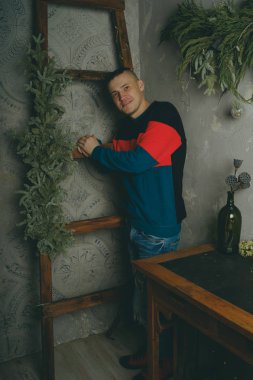 Merdiven, merdiven arka plan üzerinde poz kısa saç kesimi olan bir adam arka plan üzerinde poz genç bir adam