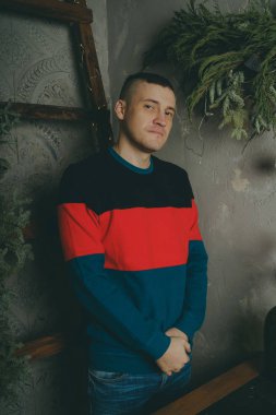 Merdiven, merdiven arka plan üzerinde poz kısa saç kesimi olan bir adam arka plan üzerinde poz genç bir adam