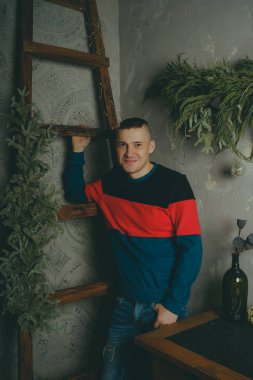 Merdiven, merdiven arka plan üzerinde poz kısa saç kesimi olan bir adam arka plan üzerinde poz genç bir adam