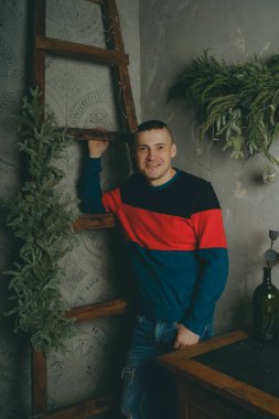 Merdiven, merdiven arka plan üzerinde poz kısa saç kesimi olan bir adam arka plan üzerinde poz genç bir adam