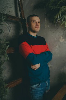 Merdiven, merdiven arka plan üzerinde poz kısa saç kesimi olan bir adam arka plan üzerinde poz genç bir adam