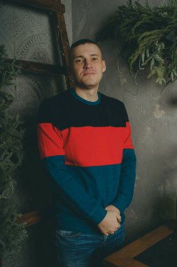 Merdiven, merdiven arka plan üzerinde poz kısa saç kesimi olan bir adam arka plan üzerinde poz genç bir adam