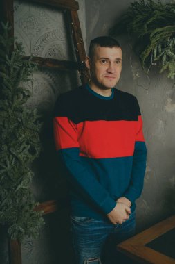 Merdiven, merdiven arka plan üzerinde poz kısa saç kesimi olan bir adam arka plan üzerinde poz genç bir adam