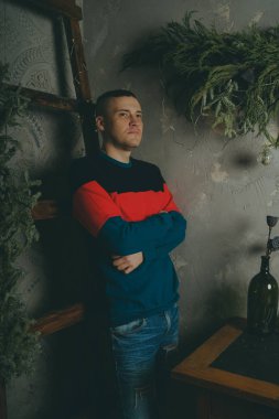 Merdiven, merdiven arka plan üzerinde poz kısa saç kesimi olan bir adam arka plan üzerinde poz genç bir adam