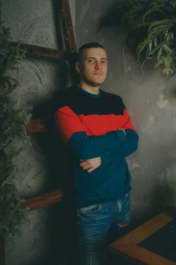 Merdiven, merdiven arka plan üzerinde poz kısa saç kesimi olan bir adam arka plan üzerinde poz genç bir adam