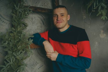 Merdiven, merdiven arka plan üzerinde poz kısa saç kesimi olan bir adam arka plan üzerinde poz genç bir adam