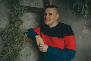 Merdiven, merdiven arka plan üzerinde poz kısa saç kesimi olan bir adam arka plan üzerinde poz genç bir adam