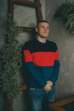 Merdiven, merdiven arka plan üzerinde poz kısa saç kesimi olan bir adam arka plan üzerinde poz genç bir adam